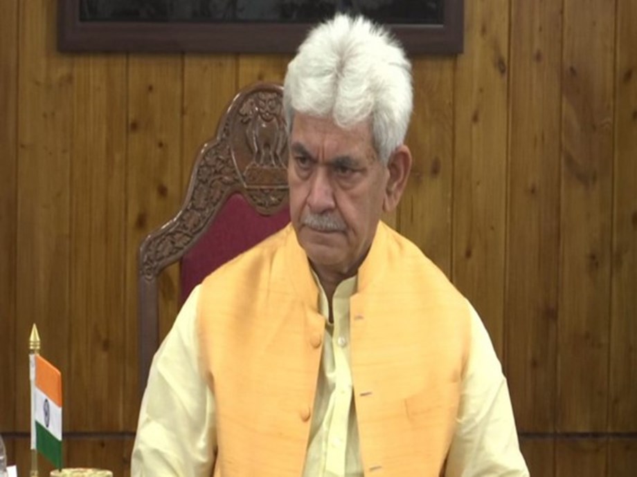 LG Manoj Sinha reviews COVID-19 situation in J-K LG Manoj Sinha reviews COVID-19 situation in J-K
