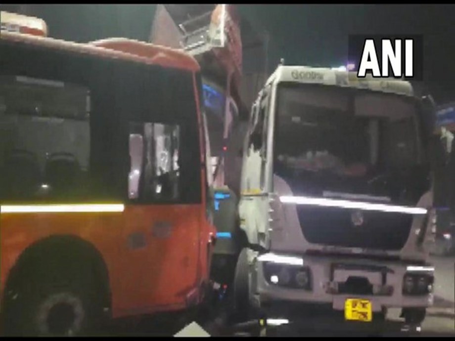 Bus mows down bystanders in Kanpur, five dead Bus mows down bystanders in Kanpur, five dead