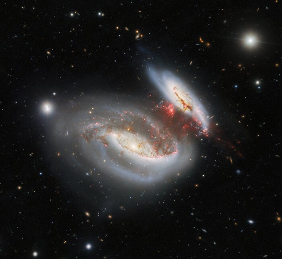 Sprawling aftermath of head-on collision between two galaxies Sprawling aftermath of head-on collision between two galaxies