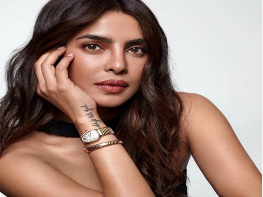Priyanka Chopra shares steamy poolside pictures, this is how husband Nick reacted Priyanka Chopra shares steamy poolside pictures, this is how husband Nick reacted