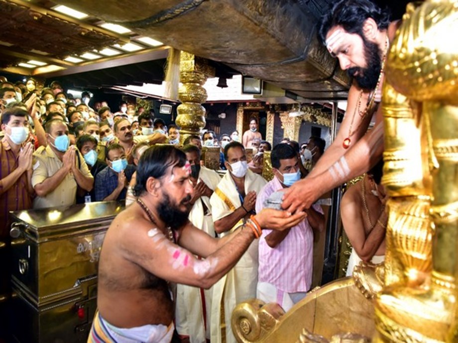 Kerala: Huge rush as Sabarimala temple reopens for Makaravilakku Kerala: Huge rush as Sabarimala temple reopens for Makaravilakku