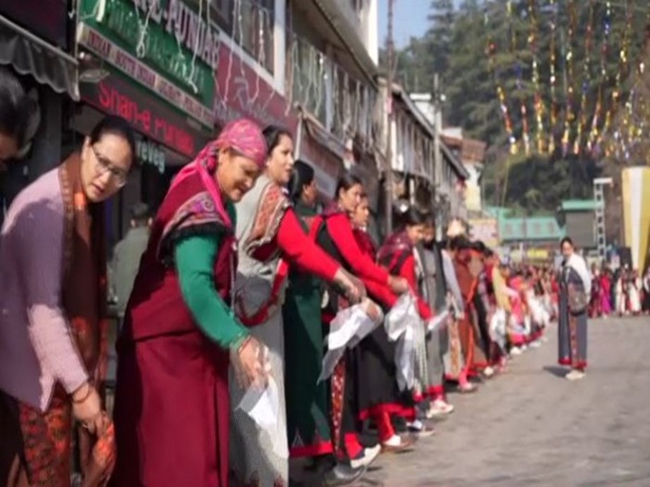 Himachal: Tourists throng Kullu-Manali to celebrate New Year Himachal: Tourists throng Kullu-Manali to celebrate New Year